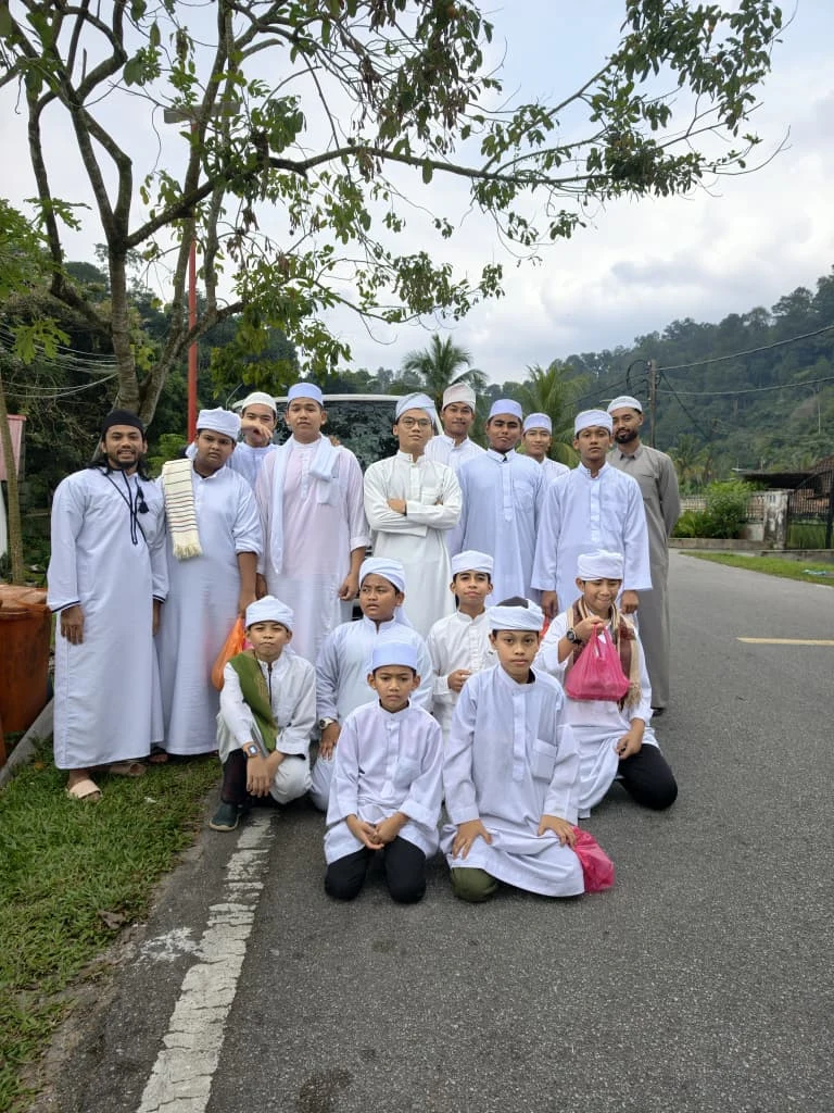 Sekumpulan pelajar dan tenaga pembimbing